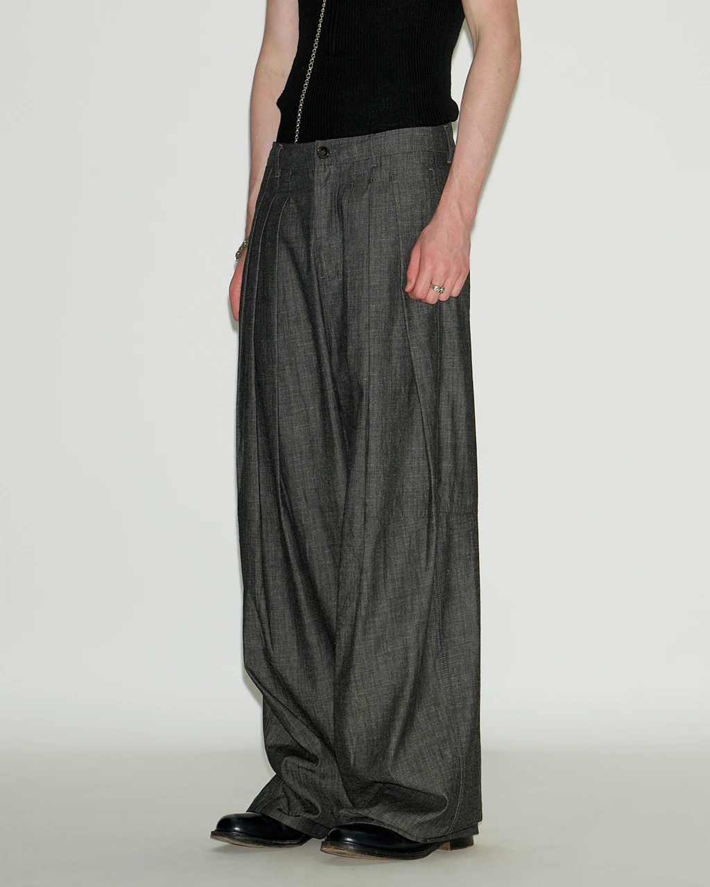 GREY PLEATED BAGGY JEANS
