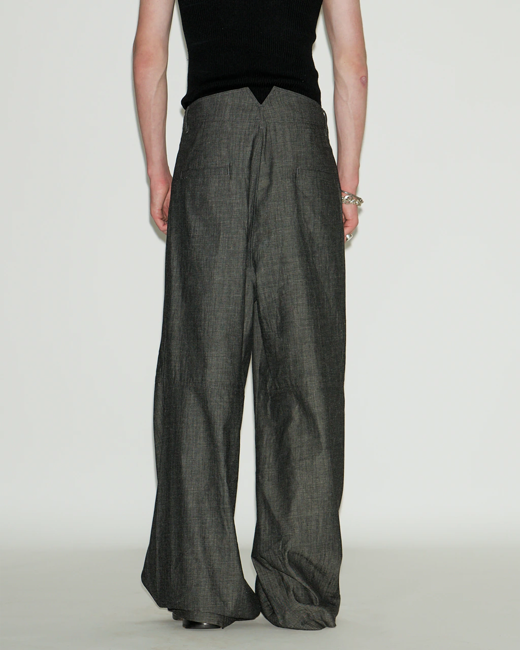 GREY PLEATED BAGGY JEANS